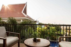 Deluxe Double Suite with Balcony - Unlimited Free Airport & Downtown Transfer | Vista balcone