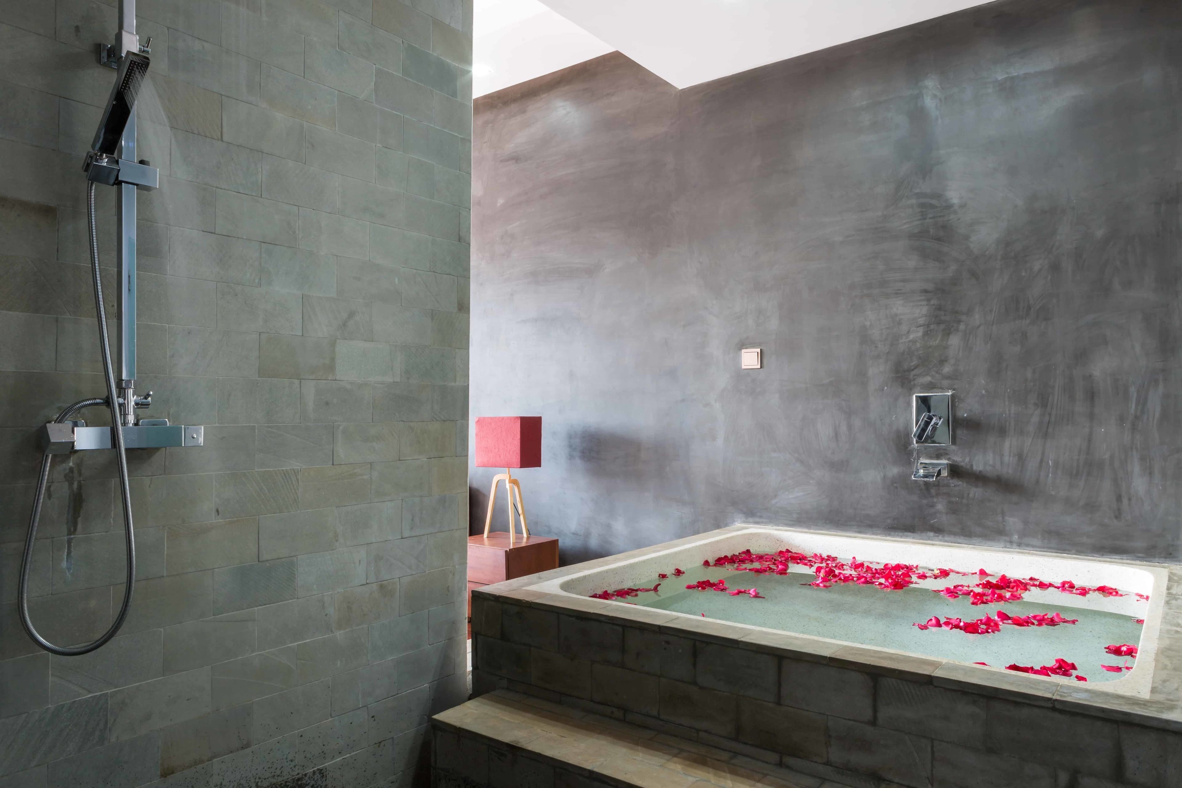 Deluxe Double Suite with Balcony - Unlimited Free Airport & Downtown Transfer | Bathroom | Separate bathtub and shower, deep-soaking bathtub, rainfall showerhead