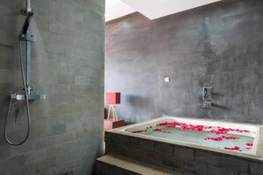 Deluxe Double Suite with Balcony - Unlimited Free Airport & Downtown Transfer | Baño | Tina y regadera independientes, tina profunda, regadera tipo lluvia 