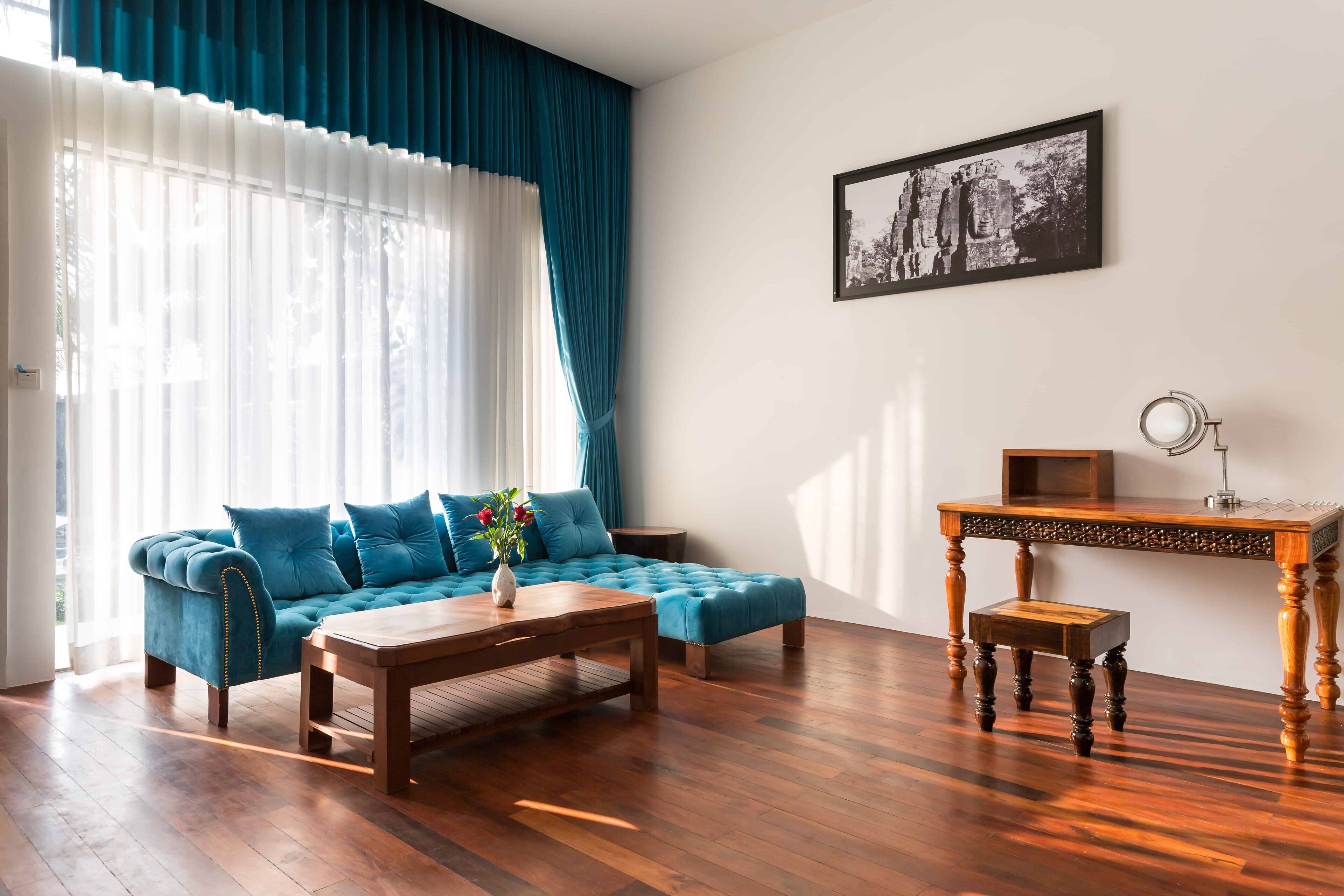 grand suite - free airport and transfer | living room | 42-inch flat-screen tv with cable channels, tv, netflix