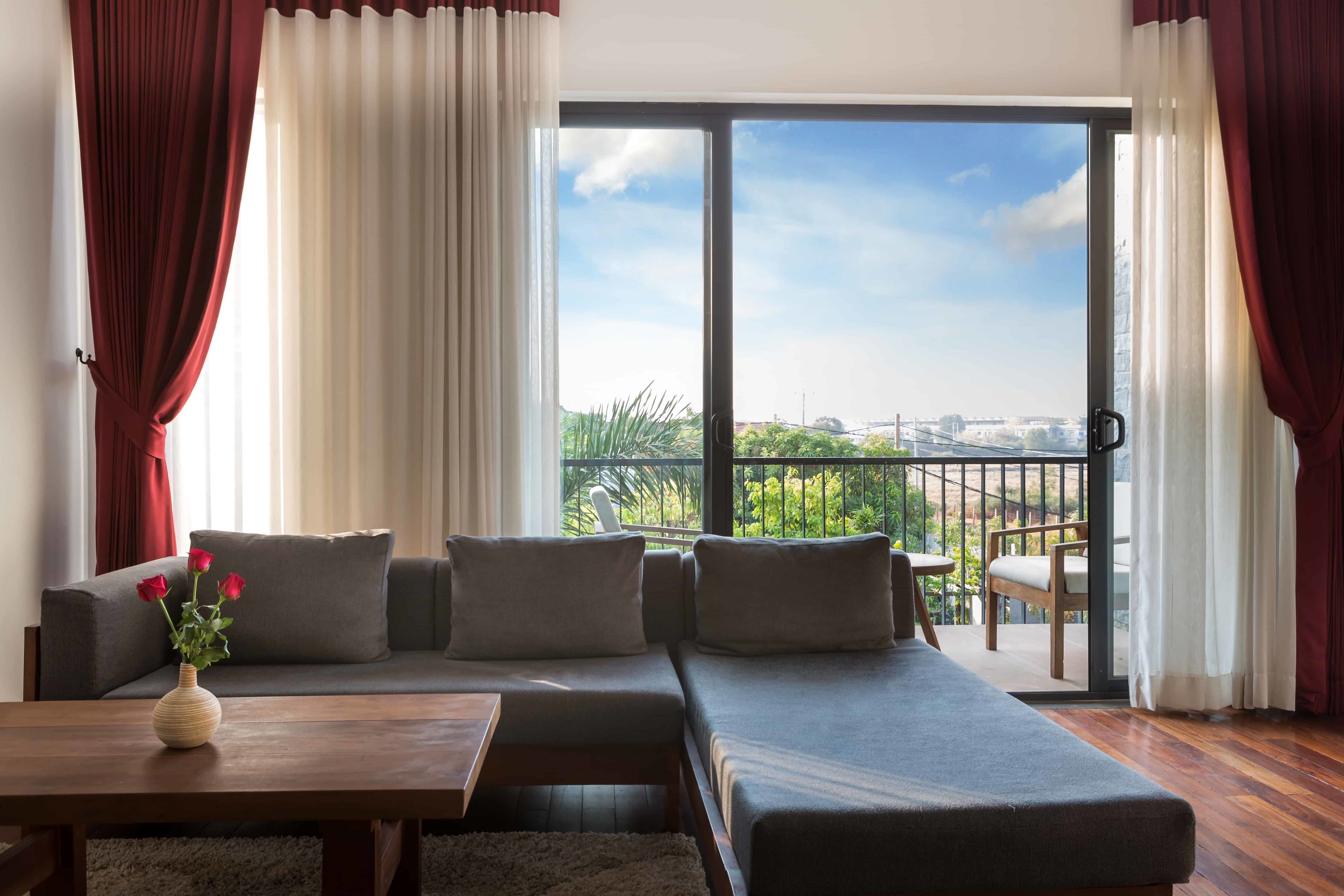 deluxe double suite with balcony - unlimited free airport & downtown transfer | living area | 42-inch flat-screen tv with cable channels, tv, netflix