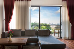 Deluxe Double Suite with Balcony - Unlimited Free Airport & Downtown Transfer | Area soggiorno | TV a schermo piatto 42 pollici con canali via cavo, TV, Netflix