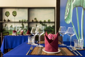 Breakfast, lunch served; local and international cuisine, pool views  - Ung-D Hotel (Siem Reap)