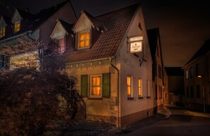 Mặt tiền nơi lưu trú - ban đêm