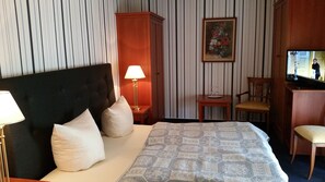 Phòng đôi Tiêu chuẩn, 1 giường cỡ queen | Minibar, bàn, truy cập Internet không dây miễn phí, bộ trải giường 