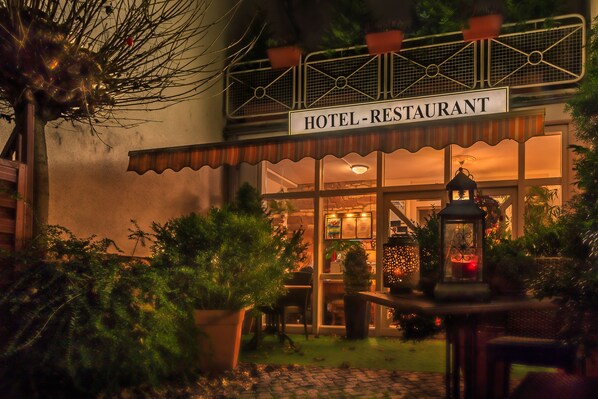 Mặt tiền nơi lưu trú - ban đêm