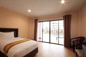 Premium bedding, down duvets, minibar, in-room safe - Paragon Suites Resort (Pattaya)
