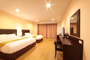 Premium bedding, down duvets, minibar, in-room safe - Paragon Suites Resort (Pattaya)