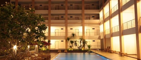 Kolam renang outdoor, dengan payung kolam renang dan kursi berjemur