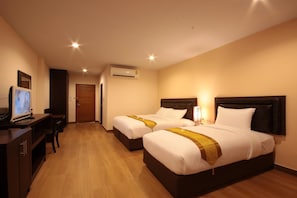 Premium bedding, down comforters, minibar, in-room safe - Paragon Suites Resort (Pattaya)