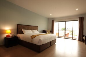 Premium bedding, down comforters, minibar, in-room safe - Paragon Suites Resort (Pattaya)