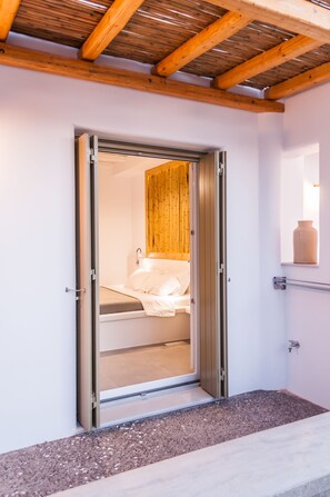 Superior suite | Een kluis op de kamer, individueel gedecoreerd, een bureau