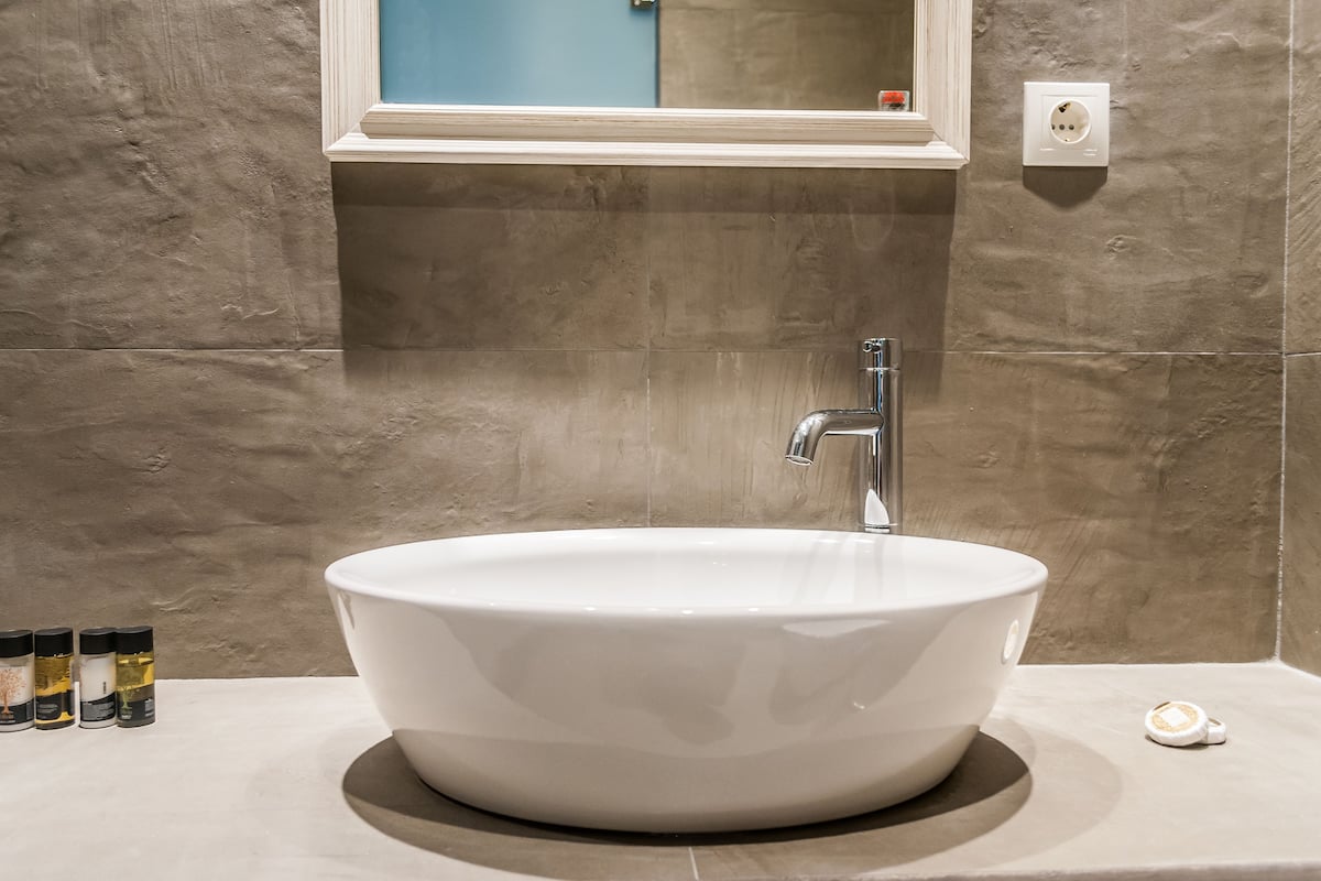 Deluxe Suite | Bathroom | Free toiletries, hair dryer, slippers, towels