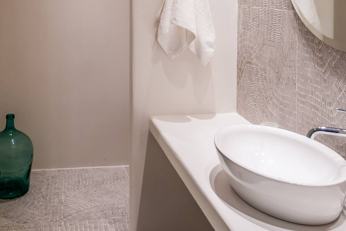 Master Suite | Kamar mandi | Perlengkapan mandi gratis, pengering rambut, sandal, dan handuk