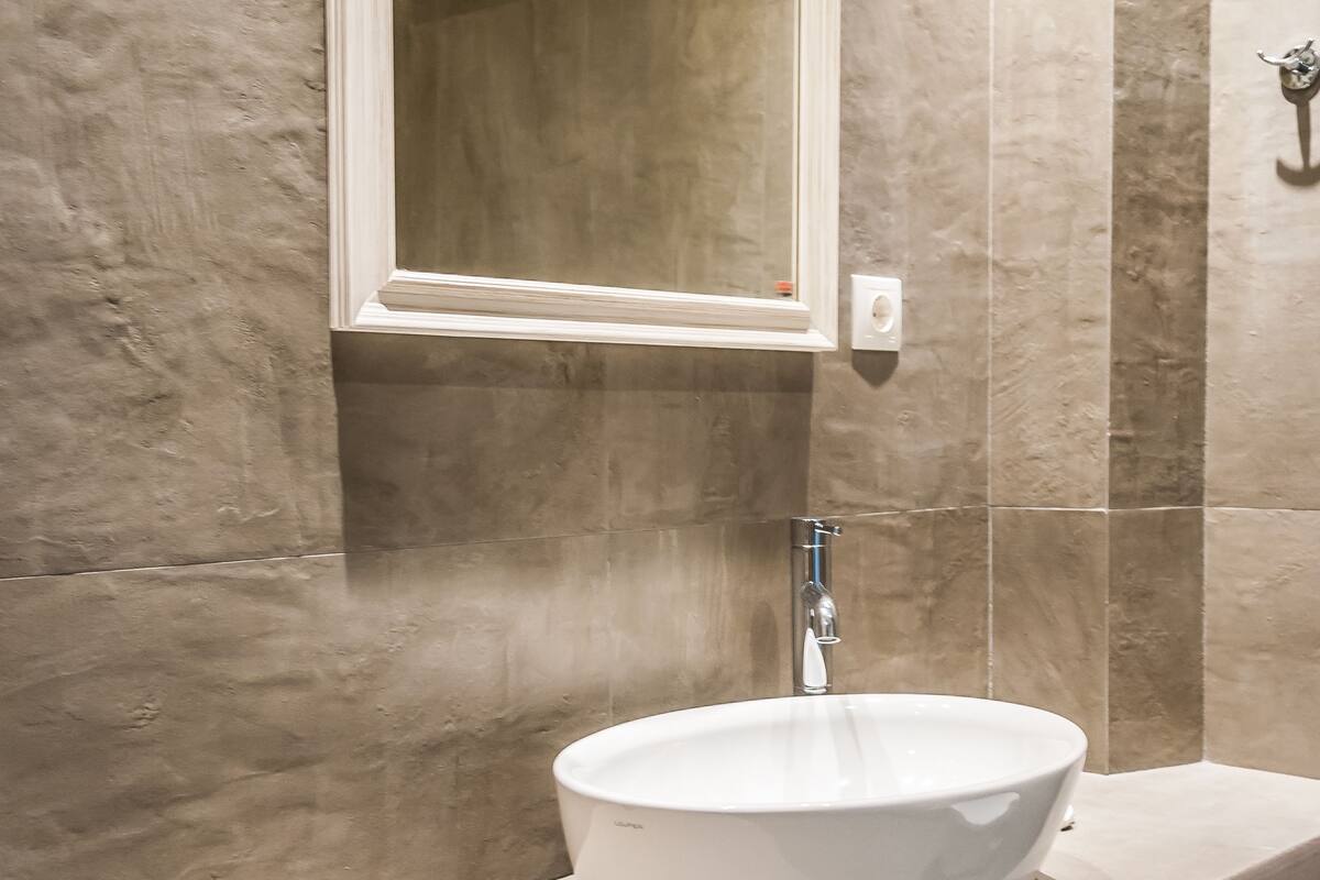Deluxe Junior Suite | Kamar mandi | Perlengkapan mandi gratis, pengering rambut, sandal, dan handuk