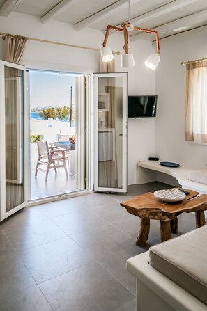Master Suite | منطقة المعيشة | تلفزيون إل سي دي بحجم 32-بوصة يعرض قنوات فضائية، تلفزيون