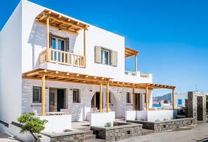 Daily cooked-to-order breakfast for a fee - Vilos Suites (Milos)
