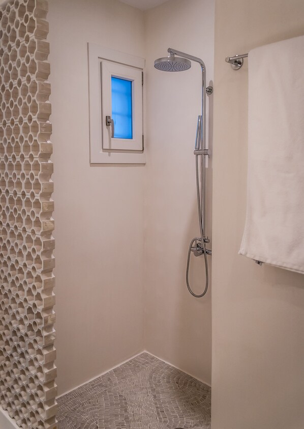 Master Suite | حمام | مستلزمات مجانية للعناية الشخصية، مجففات شعر، خف للقدمين، مناشف