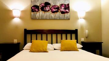 Chambre Double Standard | Bureau, lits bébé (gratuits), lits pliants/supplémentaires