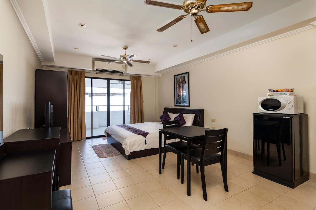 Deluxe Apt. Big Balcony | 迷你吧、房內夾萬、遮光窗簾/窗簾、隔音