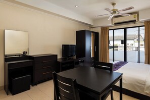 Top Floor Apt. Seated Balcony | Minibar, in-room safe, blackout drapes, soundproofing - The Classroom Hotel (Pattaya)