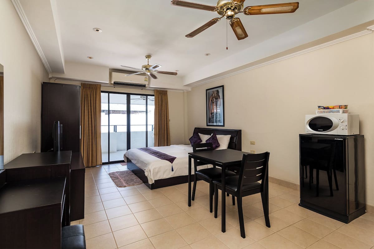 Deluxe Apt. Big Balcony | 迷你吧、房內夾萬、遮光窗簾/窗簾、隔音