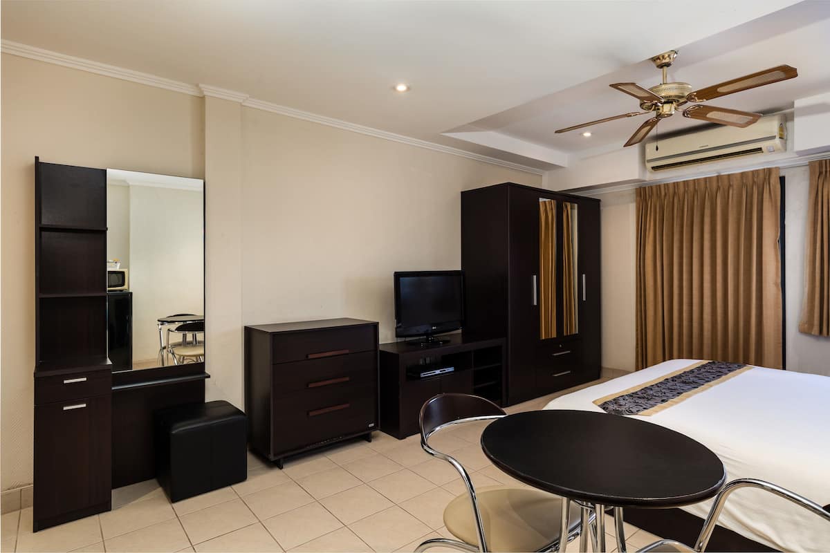 Deluxe Room Small Balcony | 迷你吧、房內夾萬、遮光窗簾/窗簾、隔音