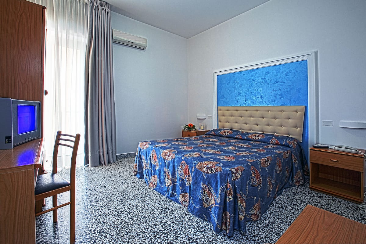 Minibar, cots/infant beds, free WiFi