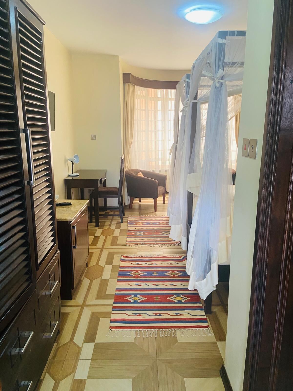 Tomannsrom – standard | Oppholdsområde | En 32-tommers plasma-TV med kabel-kanaler samt TV