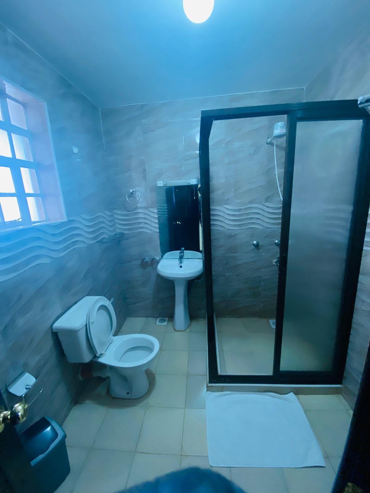 Deluxe Room | Bathroom | Shower, slippers, towels