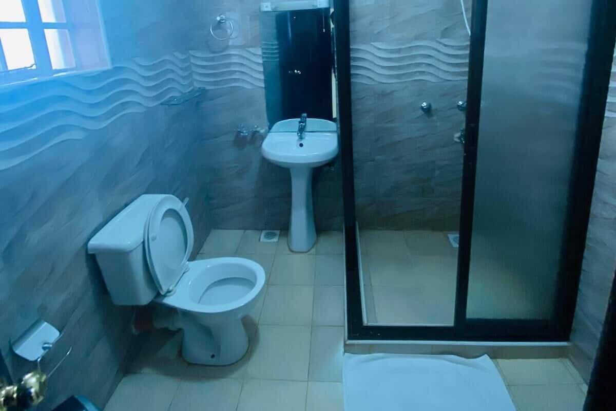 Deluxe-rum | Badrum | Dusch, tofflor och handdukar