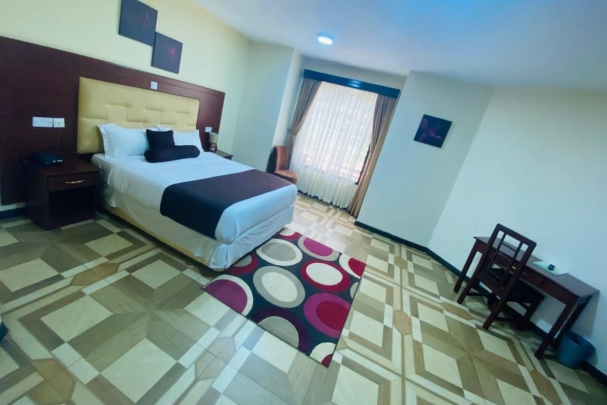 Deluxe Room | Egyptian cotton sheets, premium bedding, down comforters, in-room safe