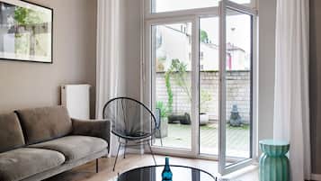 Deluxe Apartment, 1 Bedroom | Living room | Flat-screen TV