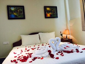 Habitación Deluxe | Minibar, caja de seguridad en la habitación y escritorio 