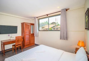 Kamar Double Superior | Minibar, brankas, meja kerja, dan ruang kerja ramah laptop