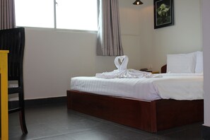 Habitación Deluxe doble, 1 cama de matrimonio grande | Minibar, caja fuerte, escritorio y espacio para trabajar con un portátil