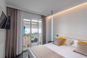 Superior Double or Twin Room, 1 Bedroom, Non Smoking, Terrace | Down comforters, desk, laptop workspace, free WiFi - Hotel Fiorentina (Naples)