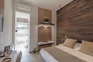 Down duvets, desk, laptop workspace, free WiFi - Hotel Fiorentina (Naples)