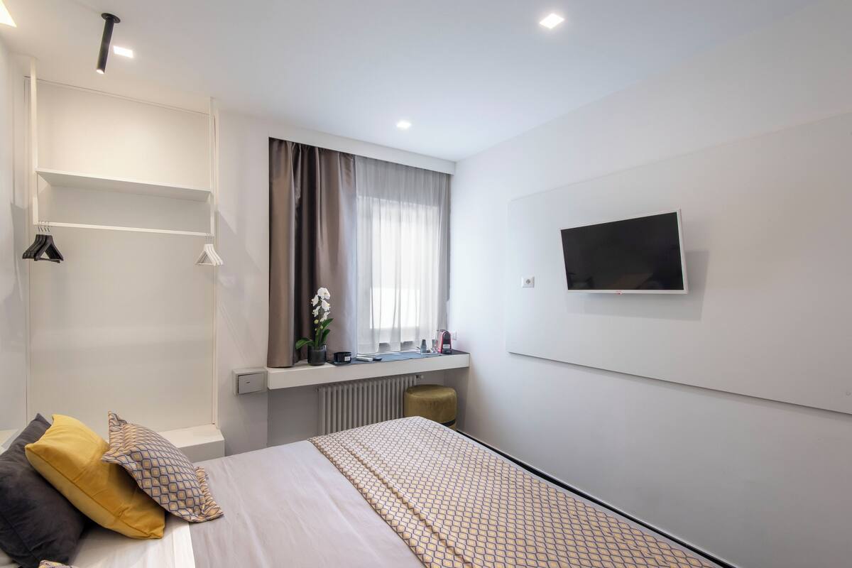 Superior Room, Ensuite | Down comforters, desk, laptop workspace, WiFi (free)