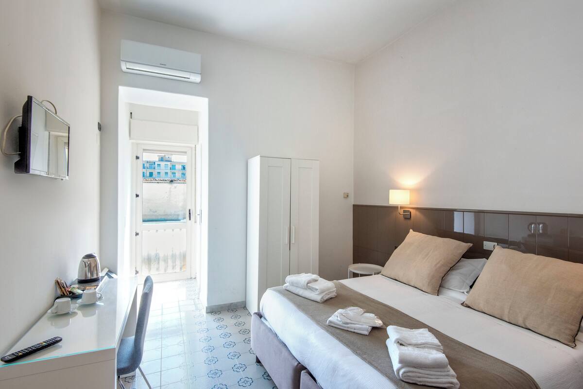 Economy Double Room (letto matrimoniale) | Down comforters, desk, laptop workspace, WiFi (free)
