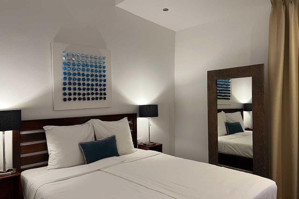 triple room | 7 bedrooms, desk, blackout curtains, soundproofing