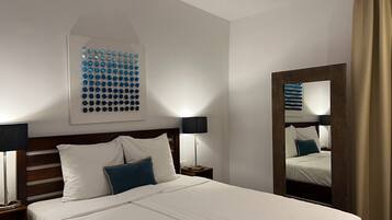 Kamar Triple | 7 kamar tidur, meja kerja, tirai kedap cahaya, dan kedap suara