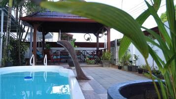 Kolam renang outdoor, dengan payung kolam renang dan kursi berjemur