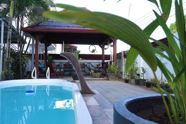 Piscina externa, guarda-sóis, espreguiçadeiras