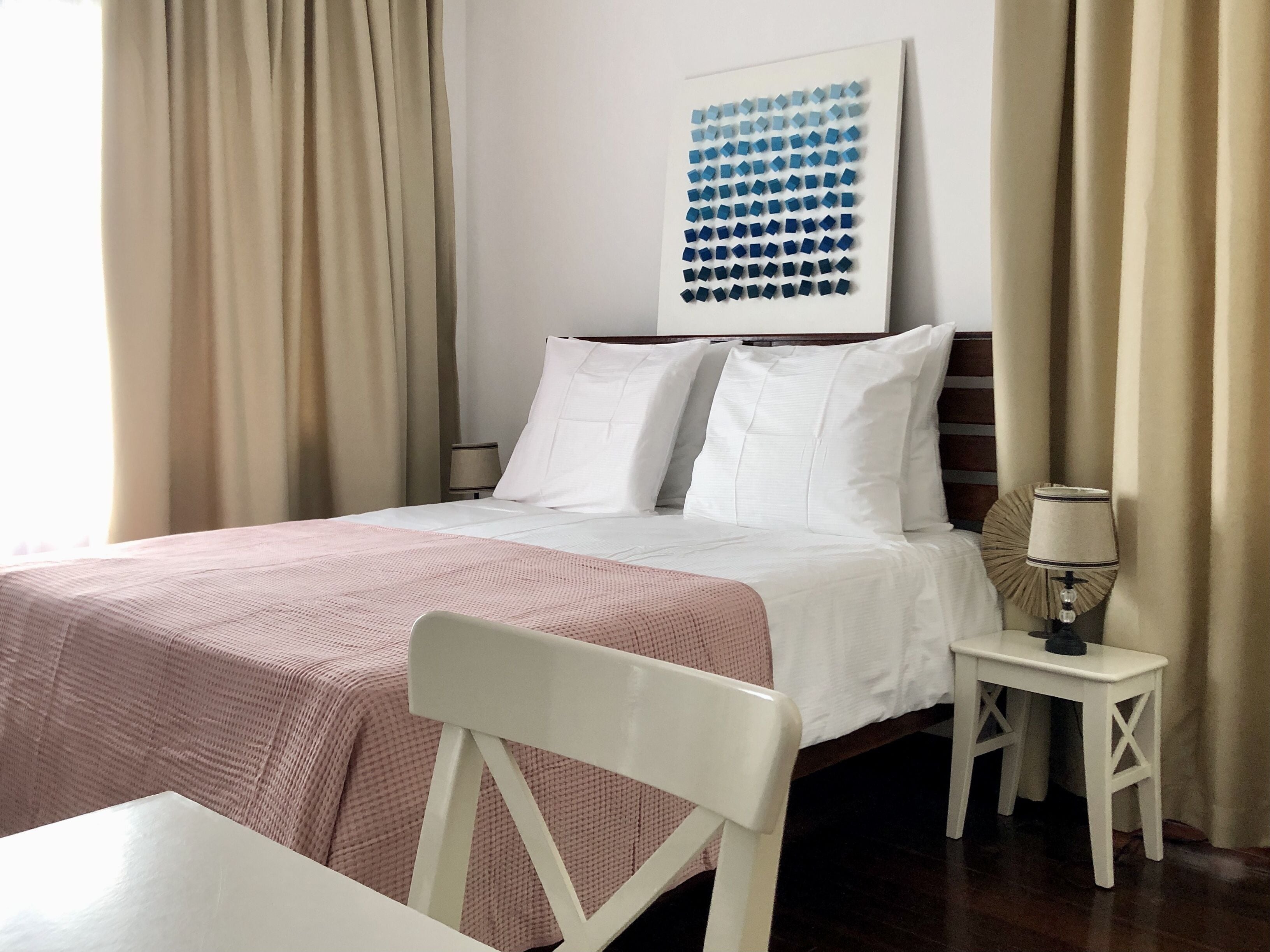 7 bedrooms, desk, blackout curtains, soundproofing