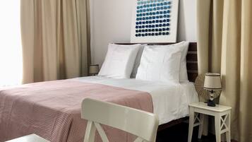 7 kamar tidur, meja kerja, tirai kedap cahaya, dan kedap suara