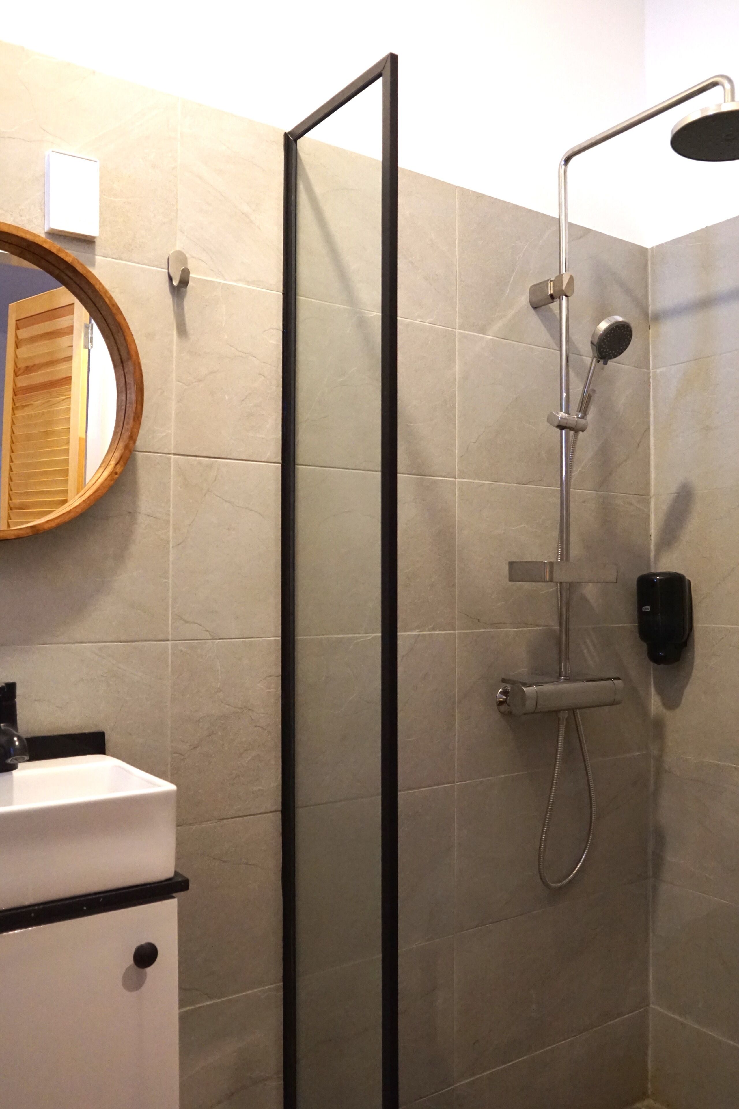 deluxe triple room, 1 bedroom, non smoking, courtyard view | bathroom | shower, rainfall showerhead, towels