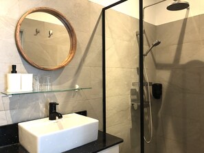 Ducha, cabezal de ducha tipo lluvia, toallas