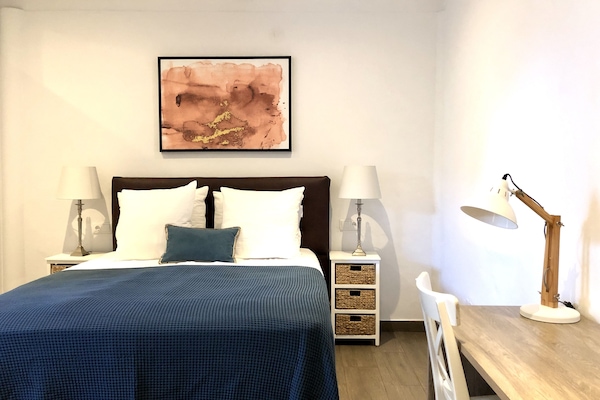 Deluxe Triple Room, 1 Bedroom, Non Smoking, Courtyard View | 7 bilik tidur, meja, ruang kerja komputer riba