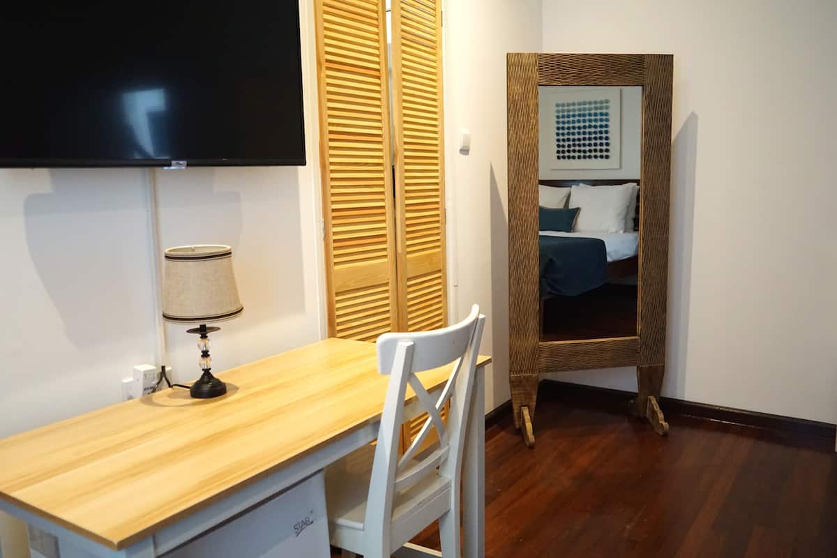 7 bedrooms, desk, blackout curtains, soundproofing